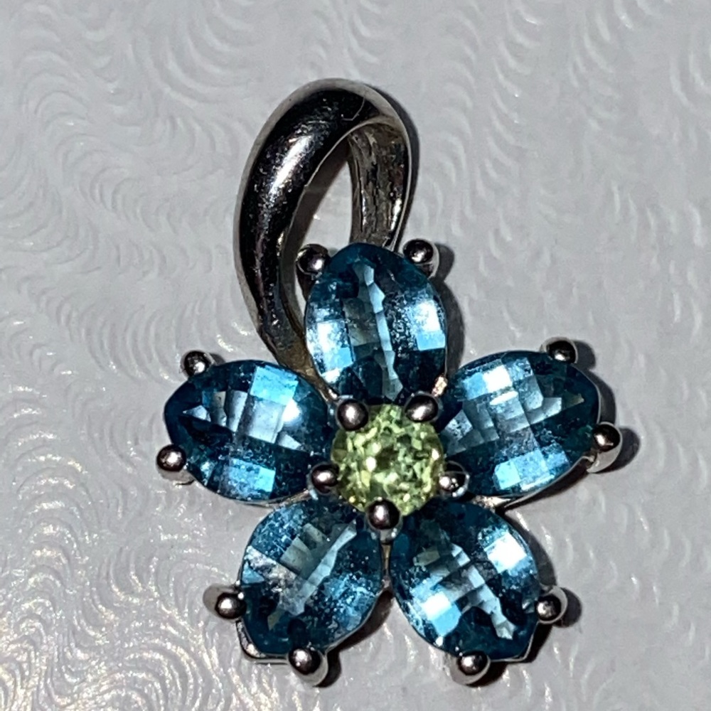 14K EMA Blue Topaz Peridot Flower Pendant